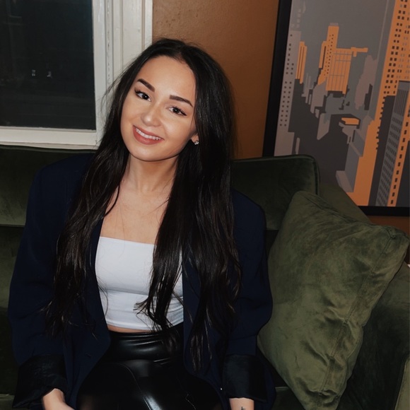 Meet your Posher, Danielle - Picture 2 of 5